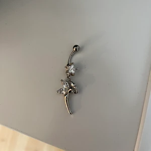 Navelpiercing - Helt ny och oanvänd navelpiercing. Vet inte så mycket mer än så då det var en present som sen aldrig kommit till användning. Priset är inklusive frakt.    