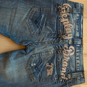 Lågmidjade replay jeans - Säljer mina sjukt snygga replay jeans men sjukt kola detaljer på baksidan! Säljer dem pågrund av att dem är för små för mig! Om ni vill ha fler bilder så är det bar att fråga! Dock kan jag inte skicka bild med dem på då dem är för små, men dem sitter som bootcut jeans! Innerbenslängden är 82 cm och midjemåttet tvärs över är 37 cm!