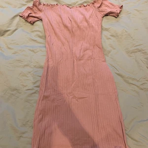 Rosa off shoulder klänning  - Använd en gång