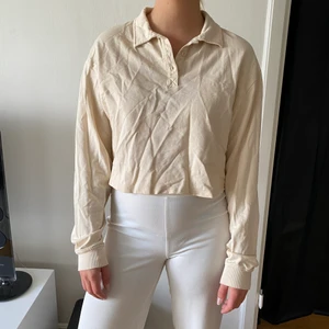 Beige Croppad tröja strl M - Beige croppad tröja (väldigt skrynklig på bild för har legat i en påse)