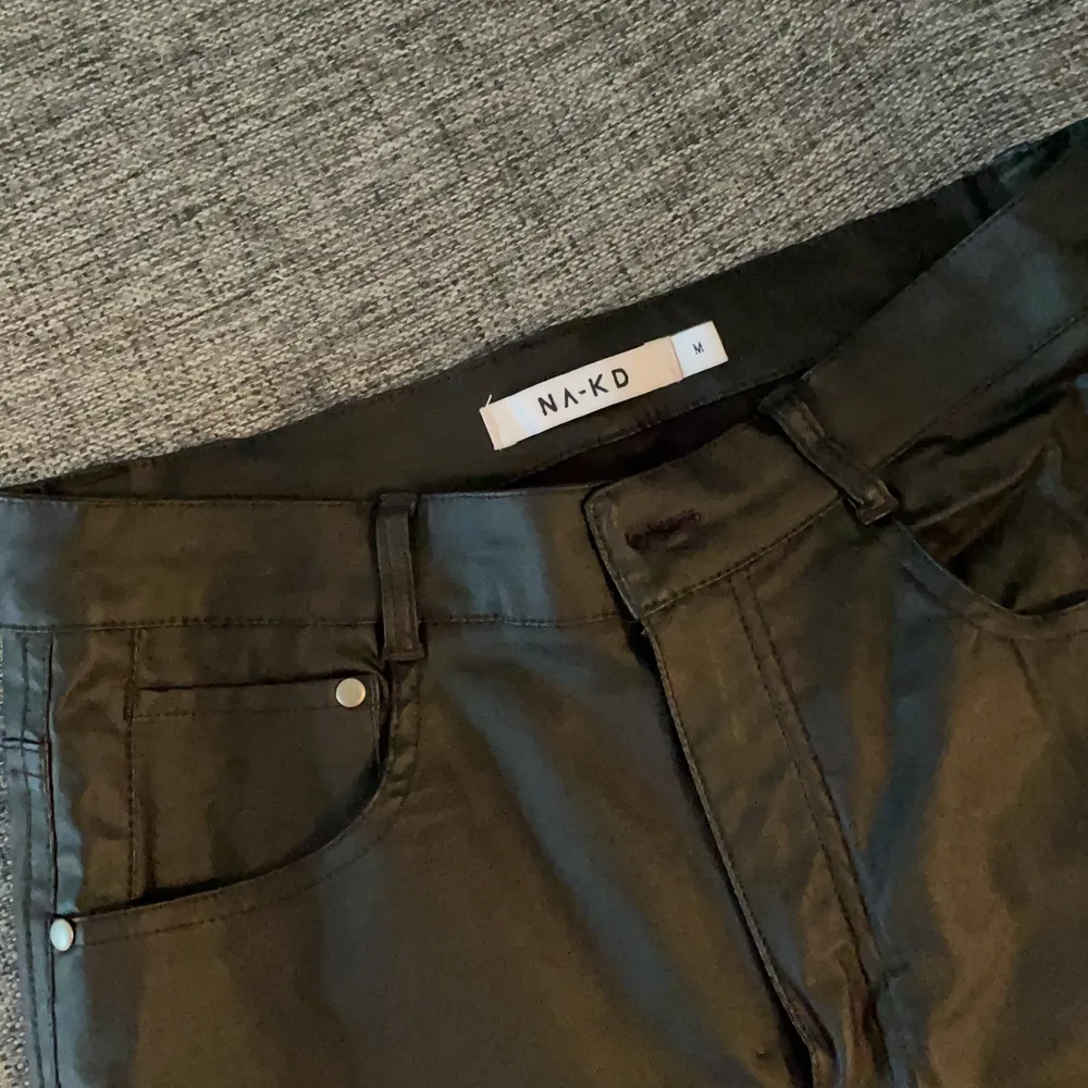 Ett par svarta ”skinn”byxor från Na-Kd använda någon fåtal gång pga fel storlek för mig.. Jeans & Byxor.