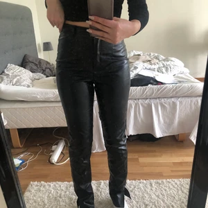 SLITS SKINNBYXOR - ett par skinnbyxor med slits från missguided i storlek 36 ❤️ finns en ”repa” vid inner låret som går att sy ihop! 