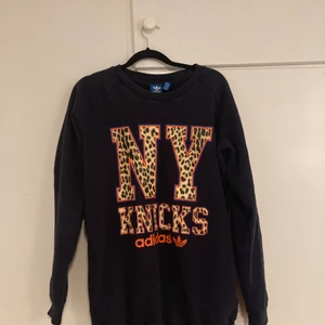 Adidas originals  - Marin blå adidas tröja med leopard 