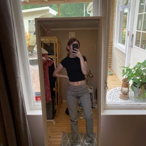 Gråa midrise jeans - ifrån levis, fint skick, slits på insidan, köpare står för frakt💗