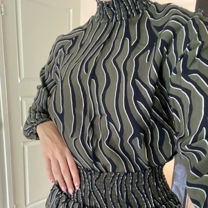 Mönstrad blus - Grön mönstrad blus från Minimum i storlek 40 (mer som en 38). 100% viskos. Säljer även matchande kjol.