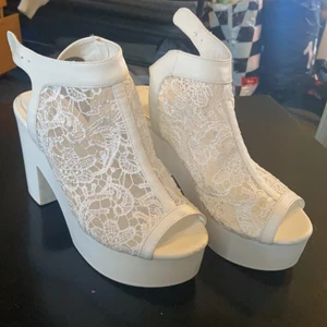 Vita högklackat  - 🌸Otroligt fina skor                                                            🌸Högklackat, stl 38                                                            🌸Använda 2 gånger                                                             🌸Super fint mönster på skorna                                       🌸 Säljer pga jag inte använder dom                                🌸Köpte dom för något år sedan                                       🌸Nypris: 800 kr
