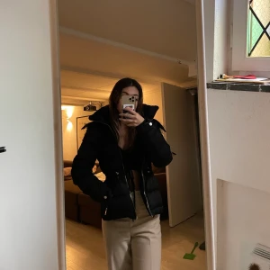 Vinter jacka  - Varm och bekväm vinterjacka från Zara som är super fin och helt perfekt till kall höst vintern (jag är 160 och bär vanligtvis S) pris går alltid att disskutera