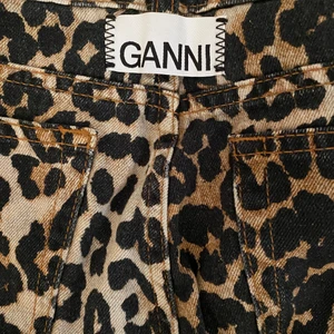 Ganni jeans - Säljer mina så coola jeans från ganni💙 I perfekt skick och passar jättebra till hösten. Köpta för 1800kr förra året och i perfekt skick, säljer för 350kr💞