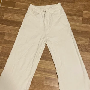 vita jeans  - nu säljer jag min nya vita jeans men som tyvärr var för stora. använt 1 gång (provning) köparen står för frakten.