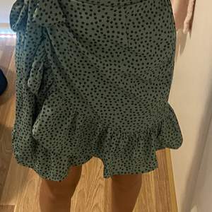 säljer nu min mörkgröna blommiga kjol från salt. använt max 3 gånger, köpte den i somras. köparen står för frakt.