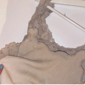 Linne med spets  - Beiget linne med spets upptil, använt 1 gång säljer då jag har för mycket liknande linnen. Skriv för fler bilder (lånad första bild)