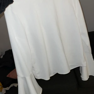 Vit Blus - Vit blus i stl m, nyskick använd fåtal gånger. 50kr exkl frakt. Samfraktar vid köp av flera plagg🌸🌸