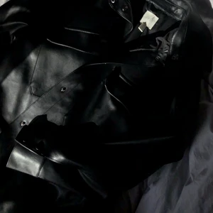 Skinn jacka - Skinn skjorta/jacka från HM! Sitter snyggt oversize på mig som är en S, använder inte den längre ❤️‍🔥❤️‍🔥