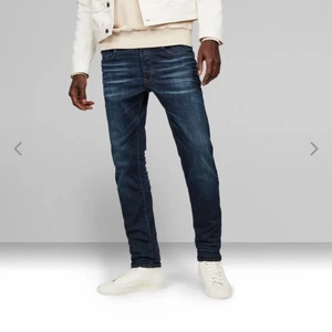 G star jeans blåa strl M - G star jeans strl M! Nypris 1400 kr, kvitto finns inte kvar! Bra passform och fräscha i fint skick! Mer info i pm Swish✅ Fraktar📦