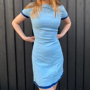 Klänning  - Blå klänning, vackraste jag har som tyvär har blivit för liten 😭 helt underbar i alla lägen 