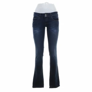 Bootcut jeans - Säljer dessa jätte snygga bootcut jeans som är lågmidjade💕 har inga bilder på då de ej passar mig men skriv för fler bilder på själva jeansen💕 midjemåttet är ca 74cm och innerbenslängden ca 87cm 💕