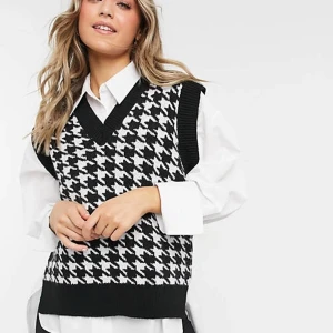 Stickad väst - Svart vit stickad väst. Oanvänd, strl s. Köparen står för frakt🥰