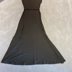 Militär grön somamr klänning - Detta är en klänning som jag har tyckt om väldigt mycket. Den är lite tunn och den är väldigt sval i varma väder. Längd= 127,5 brädd i midjan= går att spänna och dra ut arm längd= ingen arm