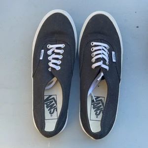 Vans, samplesko - Storlek se bild. Ca 37,5, 23cm, svarta med vit sula. Helt nya, aldrig använda. 