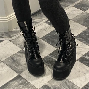 DEMONIAS! St 40 men passar som en 39! - Super coola demonias! Köpt för 1600 men säljer för 1000 kr. St 40 men passar på mig som har storlek 39 , kan skicka med en sula också om man vill. Älskar dem men har tyvärr inte samma stil längre. De har provats men aldrig används! 