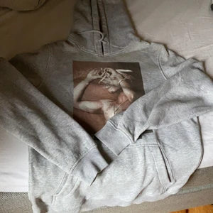 Hoodie  - Säljer min 2pac hoodie🥰 köpte för 500 använd Max 5 ggr 