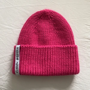ONESIZE - Carin Wester mössa, färg är cerise/rosa. Oanvänt, fin skick