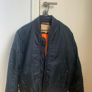 Alpha Industries Fodrad Bomber jacket - Alpha Industries Fodrad Bomber jacket i färgen blått och i storleken XL säljes. Knappt använd i nyskick bud kan accepteras. 