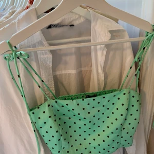 Snygg topp från zara - Populär topp från zara som inte går att köpa längre. Så fin men kommer inte till användning längre! Storlek M, men skulle säga att den passar s/m. Frakt ingår inte i priset💖