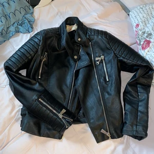 Skinnjacka - Super fin skinnjacka med fina detaljer på. vet inte vart jag klpte den ifrån då det var länge sedan och har knappt använt den. inga hål eller så.