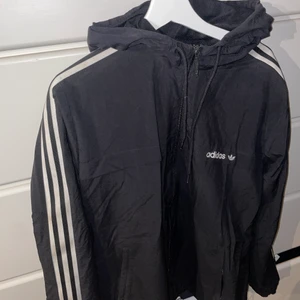 Adidas windbreaker - Aridas windbreaker i size M, passar även L. Sparsamt använd, lite smått smutsig på ärmarna men går enkelt att tvätta bort. Perfekt jacka för vår eller sommar. Priset är inte hugget i Sten 