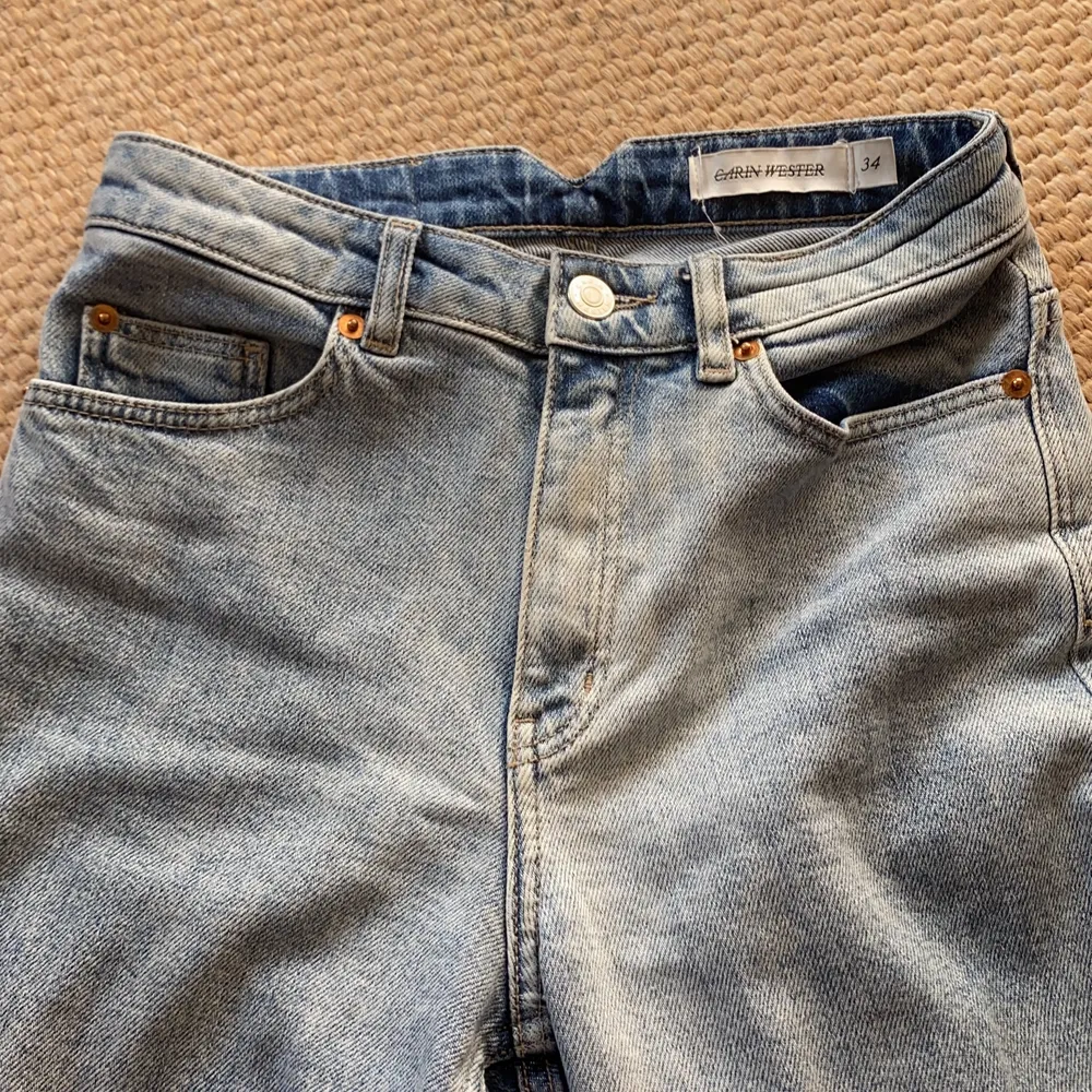 Carin Wester jeans som är ljusblåa (den andra och tredje sidan visar färgen bättre), använd ett par gånger men blev för små ganska snabbt. Själv köpta för 500kr men säljer nu för 150+frakt. Skriv gärna om du har frågor!! <33. Jeans & Byxor.