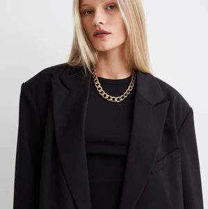 Blazer / kavaj - Skitsnygg  slutsåld oversized blazer från HM, säljes pga råkade dra av prislappen så kan tyvärr ej returnera. Obs har ej bilder med den på, men den sitter fint som en oversized kavaj i storleken S. Spårbar frakt ingår :)