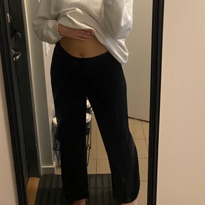 Kostymbyxor säljes pga passar inte längr - Kostymbyxor från bikbok i strl 42. Supersköna och har en liten dragkedja på sidan. Färgen svart. En snygg topp till och du är redo för fest! 