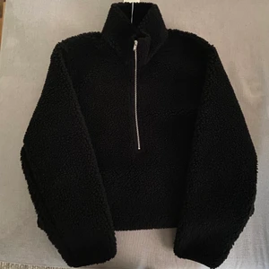 ARKET half-zip  - En half-zip pile jacka från ARKET, i storlek xs. I ull och polyester. Helt ny! Aldrig använd, endast testad! Originalpris 990 kr. 600 kr inkl frakt! Skriv för fler bilder! <3