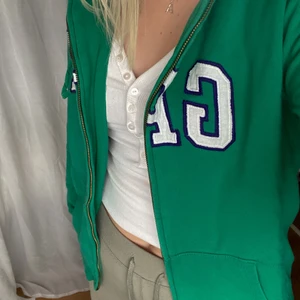 Gap zip up - zip up hoodie från gap köpt second hand! Superfin färg och jättebra skick! BUD ÄR BINDANDE!