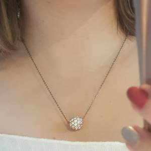 Guldigt halsband med diamanter. Halsbandet är 52 cm allt som allt och bollen är ca 1,2 cm i diameter. (Ej äkta guld/ diamanter)