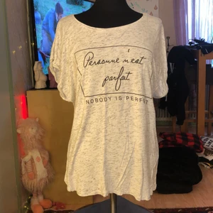 Tshirt  - Superskön T-shirt med lite vidare hål till armarna så den faller så himla fint! Luftigt och stretchigt tyg!☺️.  Det är en storlek xl, men passar nog L/XL, om man vill ha den oversize så funkar den även till en M. ☀️