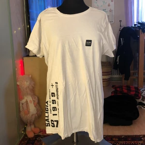 T-shirt  - T-shirt storlek L, supersnygg som oversize! ☀️