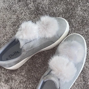 SKOR!!⚡️💕 - Säljer mina absoluta finaste skor, enkelt att matcha och funkar till allt men kommer tyvärr inte längre tilla andvändning