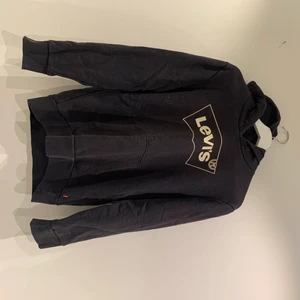 Levis hoodie strl S - vanlig svart stilren Levis hoodie i strl S, men den är ganska liten i strl så passar XS också! Super skön!           80 Kr plus frakten och köparen står för frakten. Men kan mötas upp också!