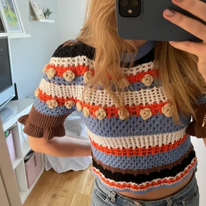Stickad tröja! - Säljer min super söta tröja från zara. Säljer pga att den aldrig har kommit till användning. Prislapp kvar och köpt för 359kr!💗💗💗