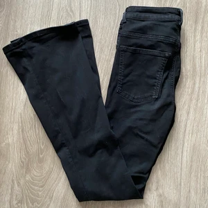 Bootcut jeans - Svarta bootcut jeans från bikbok. Köparen står för frakt.
