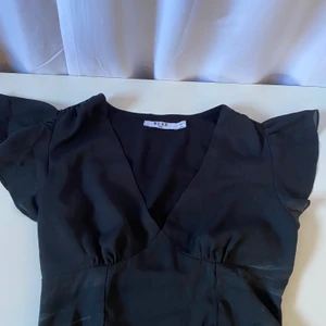 V-ringad topp från nakd - Jättesöt topp som aldrig är använd så därför i nyskick. Storlek 34 och den är rätt v-ringad. Säljer för 70 kr plus frakt på 24 kr❤️ OBS. Tvättar och stryker innan jag skickar. Skriv för mer info🥰