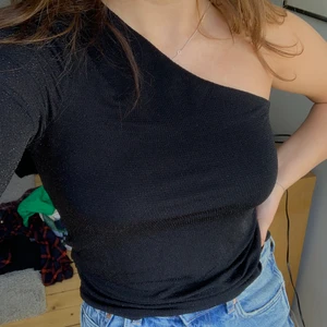 One shoulder top - One sholuder top i glitter liknande material! Aldrog använd, storlek M men passar även XS-S🖤🖤✨✨ Bud från 100