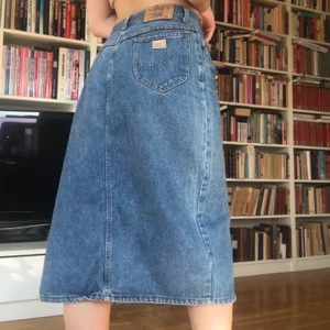 Najs vintage kjol - Skitnajs jeanskjol fyndad secondhand! Knappt använd av mig så i fint skick☺️💓 Sitter lite löst i midjan på mig som brukar ha 36 i midja så sitter nog tajt på en 38/40, annars säkert skitsnyggt lågmidjat på en xs! FRAKTEN ÄR INKLUDERAD I PRISET!