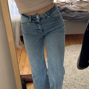 Använda fåtal ggr. Vida jeans med lite kortare modell (jag är dock 172). Säljer för 150 kr💜💜💜