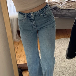 Blå vida jeans i storlek 36 - Använda fåtal ggr. Vida jeans med lite kortare modell (jag är dock 172). Säljer för 150 kr💜💜💜