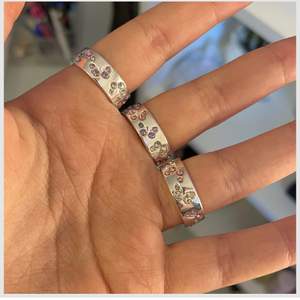 Ringar med fjärilar av strassstenar. 925 sterling silver-stämpel finns i varje ring. Ringen i mitten på min hand är lite större än de andra två. 65kr styck + 12 kr frakt. Skickar fler bilder om man önskar det 💓 TVÅ KVAR