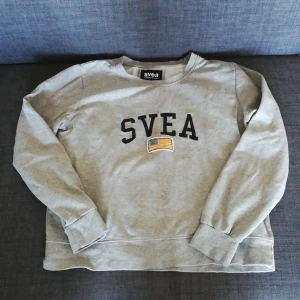 Svea tröja  - Kvaliteten på tröjan är mycket bra. Det enda är att det finns två små svarta fläckar på magen, men de syns inte på lång avstånd. Storleken är large men sitter som S på mig. Har väl krymt i tvätten😅. Köparen står för frakten 