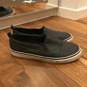 Skor - Sommarskor från h&m i storlek 39. Använda men fortfarande i fint skick då de inte är tygskor så fastar inte lika mycket smuts osv❤️ frakt tillkommer 
